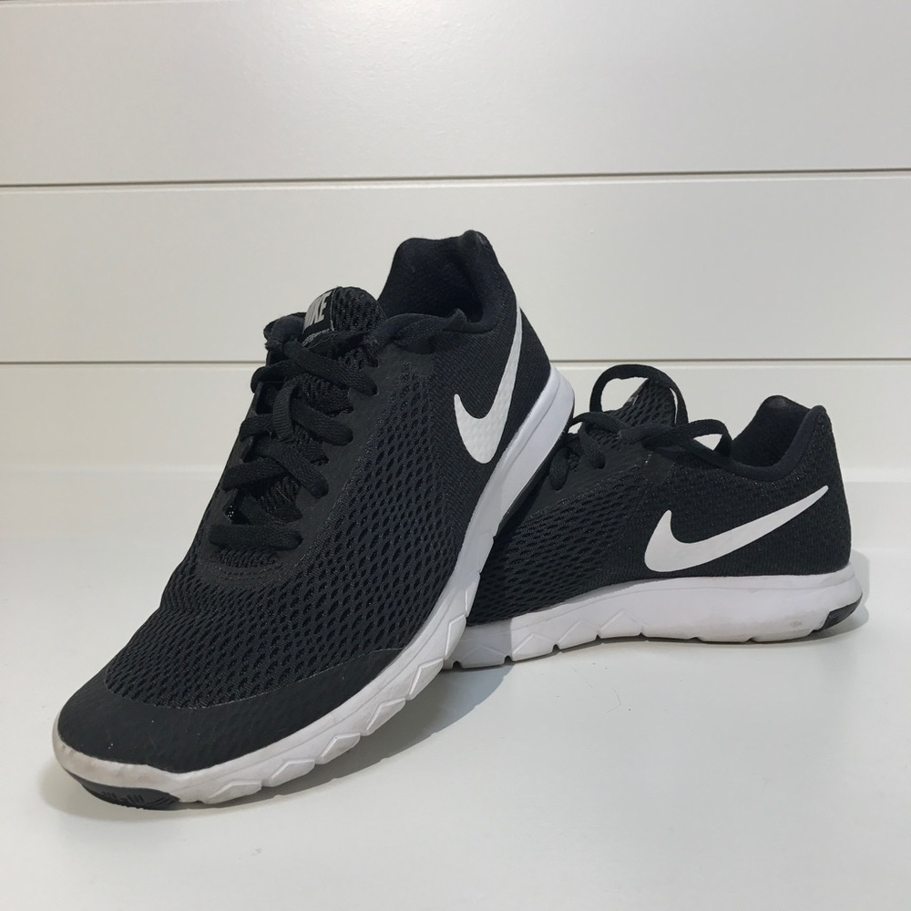 Nike running shoes size 6.5. Only worn twice!
